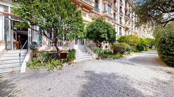 NICE - FLEURS : JOLI LOFT PLEIN SUD AU CALME DONNANT SUR JARDIN PLEIN SUD