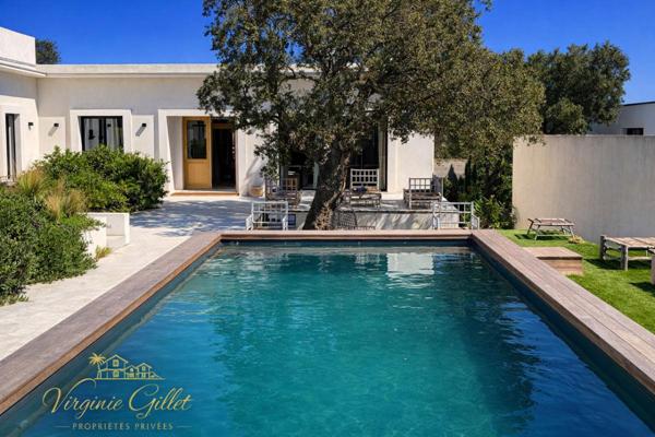 Villa contemporaine de plain-pied invite à quelques minutes des plages de Pinarello