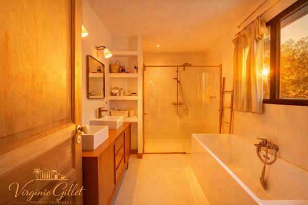 Villa contemporaine de plain-pied invite à quelques minutes des plages de Pinarello