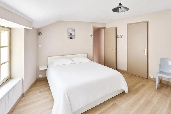 Idéal investissement locatif : Immeuble de 3 appartements dans une ville thermale à forte demande