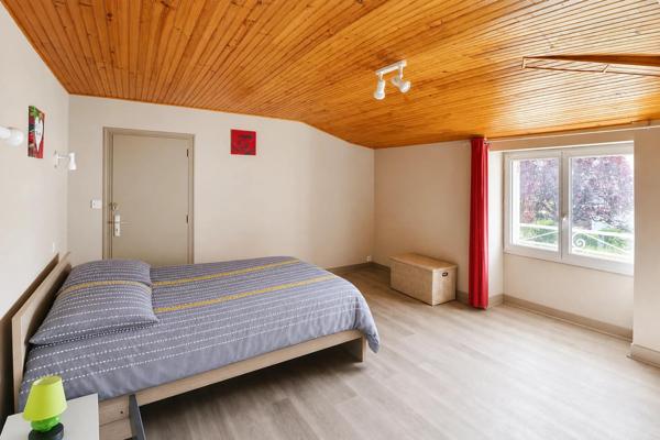 Idéal investissement locatif : Immeuble de 3 appartements dans une ville thermale à forte demande