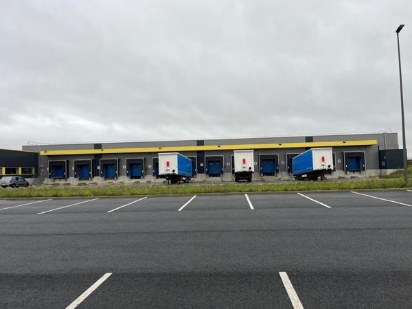 Bâtiment de stockage et messagerie récent