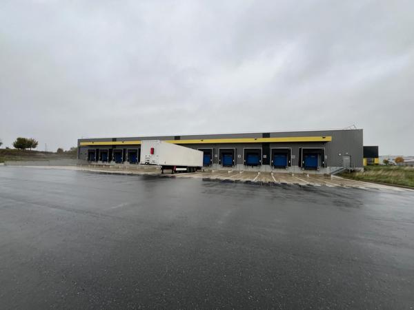 Bâtiment de stockage et messagerie récent