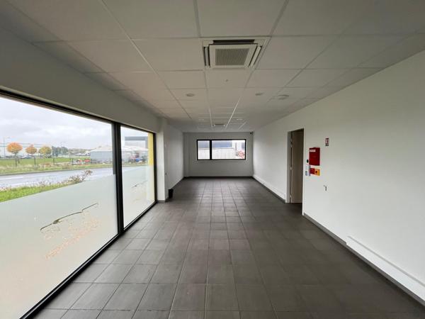 Bâtiment de stockage et messagerie récent