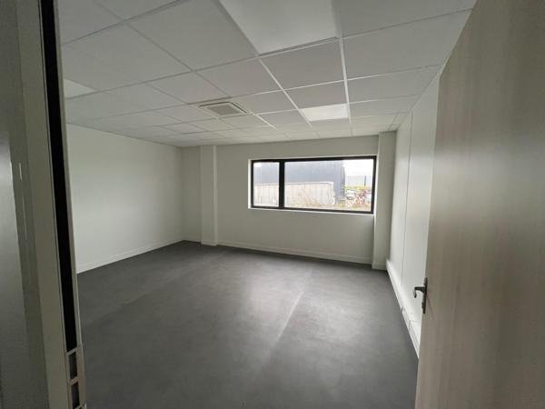 Bâtiment de stockage et messagerie récent