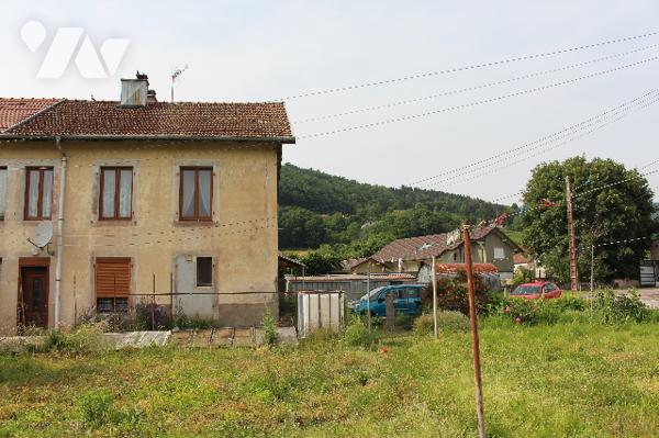 Maison mitoyenne d'un côté avec un garage sur 788m² de terrain, dont un jardin/potager de 300m²