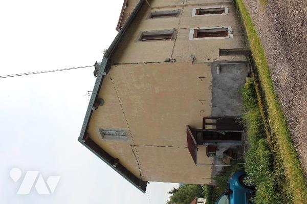 Maison mitoyenne d'un côté avec un garage sur 788m² de terrain, dont un jardin/potager de 300m²