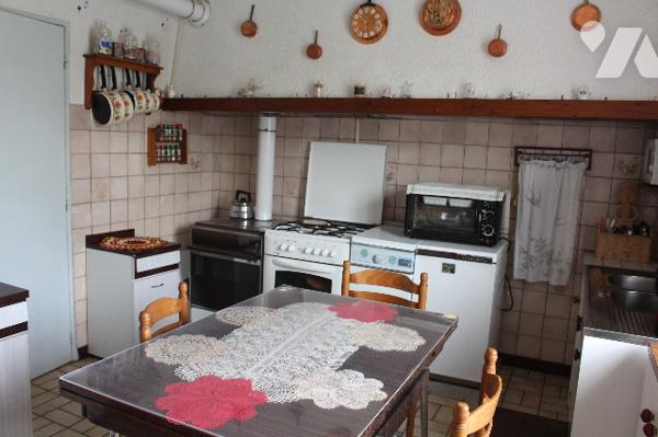 Maison mitoyenne d'un côté avec un garage sur 788m² de terrain, dont un jardin/potager de 300m²