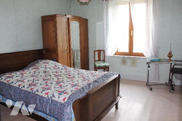 Maison mitoyenne d'un côté avec un garage sur 788m² de terrain, dont un jardin/potager de 300m²