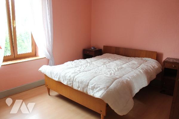 Maison mitoyenne d'un côté avec un garage sur 788m² de terrain, dont un jardin/potager de 300m²