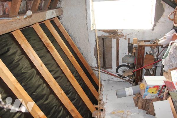 Maison mitoyenne d'un côté avec un garage sur 788m² de terrain, dont un jardin/potager de 300m²