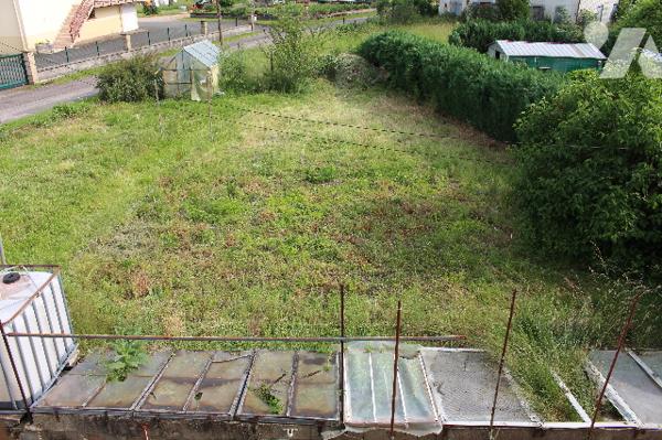 Maison mitoyenne d'un côté avec un garage sur 788m² de terrain, dont un jardin/potager de 300m²