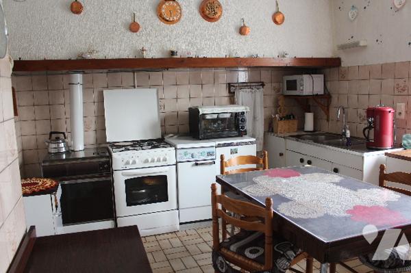 Maison mitoyenne d'un côté avec un garage sur 788m² de terrain, dont un jardin/potager de 300m²