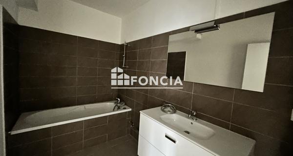 Location Appartement 5 pièces 101.2 m² - Nîmes 30900