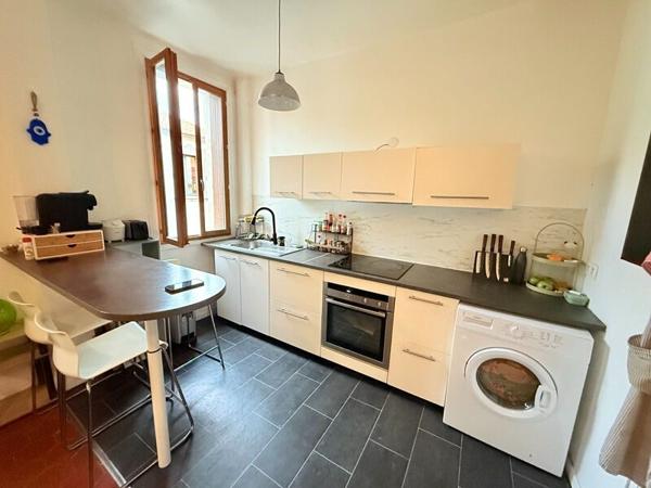 Grand appartement  de  54m²  environ .