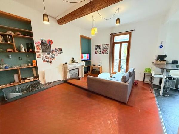 Grand appartement  de  54m²  environ .