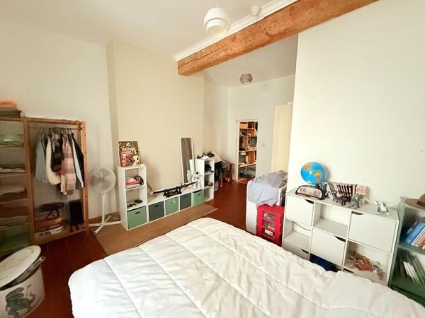 Grand appartement  de  54m²  environ .