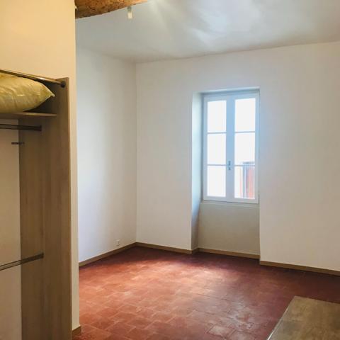 Grand appartement  de  54m²  environ .