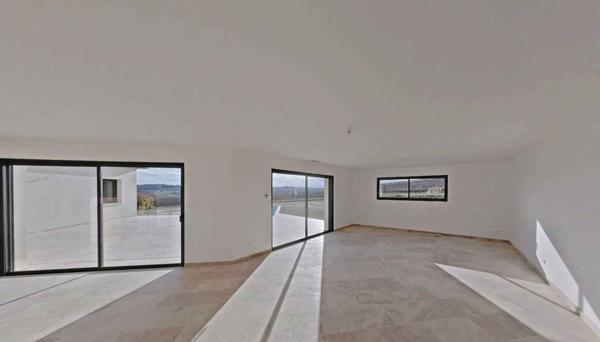 Villa de standing avec piscine et double garage vue imprenable