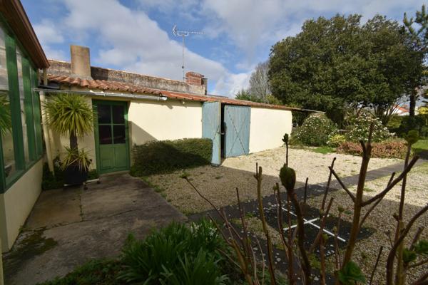 Dpt Vendée (85), à vendre entre CHALLANS et NOIRMOUTIER à SAINT GERVAIS maison de bourg de 210 m² sur 879 m² de terrain clos avec puits