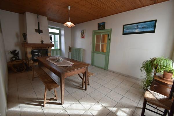 Dpt Vendée (85), à vendre entre CHALLANS et NOIRMOUTIER à SAINT GERVAIS maison de bourg de 210 m² sur 879 m² de terrain clos avec puits