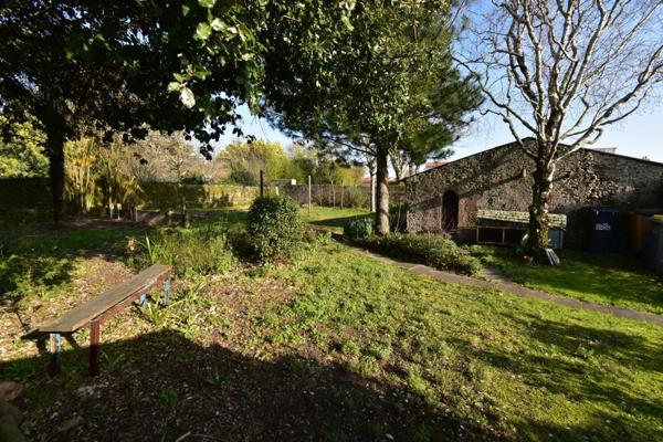 Dpt Vendée (85), à vendre entre CHALLANS et NOIRMOUTIER à SAINT GERVAIS maison de bourg de 210 m² sur 879 m² de terrain clos avec puits