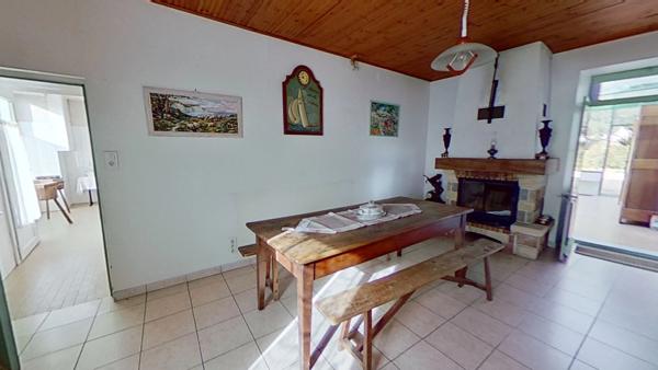 Dpt Vendée (85), à vendre entre CHALLANS et NOIRMOUTIER à SAINT GERVAIS maison de bourg de 210 m² sur 879 m² de terrain clos avec puits