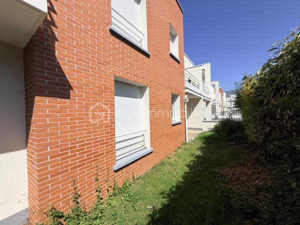 REZ DE JARDIN avec terrasse et terrain.
À vendre à Tours Nord, appartement idéalement situé dans un secteur recherché, à proximité immédiate du tramway Christ Roi, des bus, des commerces et des écoles. Un emplacement pratique qui facilite le quotidien et renforce l’attractivité du bien.

L’appartement au rez de chaussée se compose d’un salon-séjour lumineux avec accès à sa terrasse et jardin , cuisine ouverte, offrant un espace de vie convivial et moderne. 
Il dispose de deux chambres, d’une salle de bains ainsi que de WC séparés, un agencement fonctionnel et confortable.

Côté stationnement, un véritable atout : une place de parking aérienne  un avantage rare et recherché sur le secteur.
