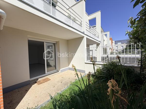 REZ DE JARDIN avec terrasse et terrain.
À vendre à Tours Nord, appartement idéalement situé dans un secteur recherché, à proximité immédiate du tramway Christ Roi, des bus, des commerces et des écoles. Un emplacement pratique qui facilite le quotidien et renforce l’attractivité du bien.

L’appartement au rez de chaussée se compose d’un salon-séjour lumineux avec accès à sa terrasse et jardin , cuisine ouverte, offrant un espace de vie convivial et moderne. 
Il dispose de deux chambres, d’une salle de bains ainsi que de WC séparés, un agencement fonctionnel et confortable.

Côté stationnement, un véritable atout : une place de parking aérienne  un avantage rare et recherché sur le secteur.