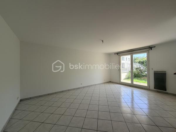 REZ DE JARDIN avec terrasse et terrain.
À vendre à Tours Nord, appartement idéalement situé dans un secteur recherché, à proximité immédiate du tramway Christ Roi, des bus, des commerces et des écoles. Un emplacement pratique qui facilite le quotidien et renforce l’attractivité du bien.

L’appartement au rez de chaussée se compose d’un salon-séjour lumineux avec accès à sa terrasse et jardin , cuisine ouverte, offrant un espace de vie convivial et moderne. 
Il dispose de deux chambres, d’une salle de bains ainsi que de WC séparés, un agencement fonctionnel et confortable.

Côté stationnement, un véritable atout : une place de parking aérienne  un avantage rare et recherché sur le secteur.