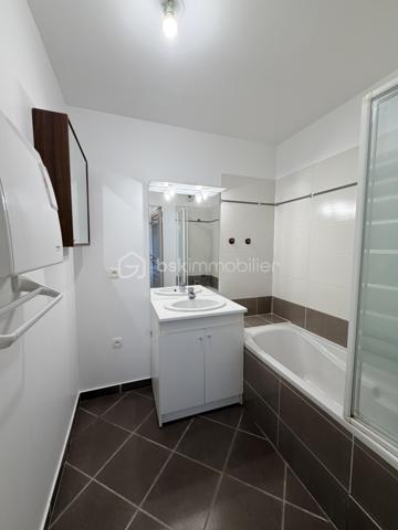 REZ DE JARDIN avec terrasse et terrain.
À vendre à Tours Nord, appartement idéalement situé dans un secteur recherché, à proximité immédiate du tramway Christ Roi, des bus, des commerces et des écoles. Un emplacement pratique qui facilite le quotidien et renforce l’attractivité du bien.

L’appartement au rez de chaussée se compose d’un salon-séjour lumineux avec accès à sa terrasse et jardin , cuisine ouverte, offrant un espace de vie convivial et moderne. 
Il dispose de deux chambres, d’une salle de bains ainsi que de WC séparés, un agencement fonctionnel et confortable.

Côté stationnement, un véritable atout : une place de parking aérienne  un avantage rare et recherché sur le secteur.