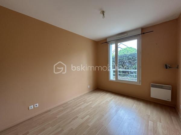 REZ DE JARDIN avec terrasse et terrain.
À vendre à Tours Nord, appartement idéalement situé dans un secteur recherché, à proximité immédiate du tramway Christ Roi, des bus, des commerces et des écoles. Un emplacement pratique qui facilite le quotidien et renforce l’attractivité du bien.

L’appartement au rez de chaussée se compose d’un salon-séjour lumineux avec accès à sa terrasse et jardin , cuisine ouverte, offrant un espace de vie convivial et moderne. 
Il dispose de deux chambres, d’une salle de bains ainsi que de WC séparés, un agencement fonctionnel et confortable.

Côté stationnement, un véritable atout : une place de parking aérienne  un avantage rare et recherché sur le secteur.
