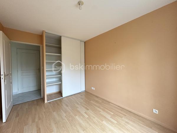 REZ DE JARDIN avec terrasse et terrain.
À vendre à Tours Nord, appartement idéalement situé dans un secteur recherché, à proximité immédiate du tramway Christ Roi, des bus, des commerces et des écoles. Un emplacement pratique qui facilite le quotidien et renforce l’attractivité du bien.

L’appartement au rez de chaussée se compose d’un salon-séjour lumineux avec accès à sa terrasse et jardin , cuisine ouverte, offrant un espace de vie convivial et moderne. 
Il dispose de deux chambres, d’une salle de bains ainsi que de WC séparés, un agencement fonctionnel et confortable.

Côté stationnement, un véritable atout : une place de parking aérienne  un avantage rare et recherché sur le secteur.