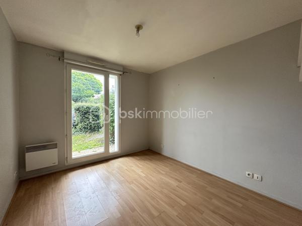 REZ DE JARDIN avec terrasse et terrain.
À vendre à Tours Nord, appartement idéalement situé dans un secteur recherché, à proximité immédiate du tramway Christ Roi, des bus, des commerces et des écoles. Un emplacement pratique qui facilite le quotidien et renforce l’attractivité du bien.

L’appartement au rez de chaussée se compose d’un salon-séjour lumineux avec accès à sa terrasse et jardin , cuisine ouverte, offrant un espace de vie convivial et moderne. 
Il dispose de deux chambres, d’une salle de bains ainsi que de WC séparés, un agencement fonctionnel et confortable.

Côté stationnement, un véritable atout : une place de parking aérienne  un avantage rare et recherché sur le secteur.