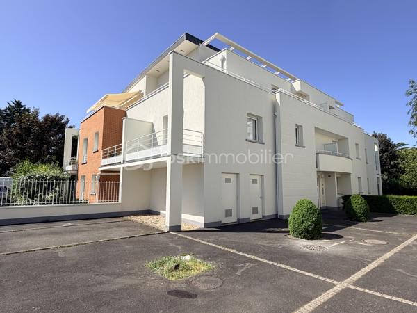 REZ DE JARDIN avec terrasse et terrain.
À vendre à Tours Nord, appartement idéalement situé dans un secteur recherché, à proximité immédiate du tramway Christ Roi, des bus, des commerces et des écoles. Un emplacement pratique qui facilite le quotidien et renforce l’attractivité du bien.

L’appartement au rez de chaussée se compose d’un salon-séjour lumineux avec accès à sa terrasse et jardin , cuisine ouverte, offrant un espace de vie convivial et moderne. 
Il dispose de deux chambres, d’une salle de bains ainsi que de WC séparés, un agencement fonctionnel et confortable.

Côté stationnement, un véritable atout : une place de parking aérienne  un avantage rare et recherché sur le secteur.
