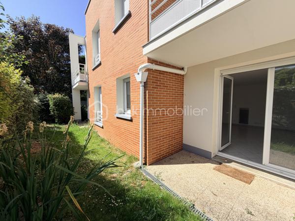 REZ DE JARDIN avec terrasse et terrain.
À vendre à Tours Nord, appartement idéalement situé dans un secteur recherché, à proximité immédiate du tramway Christ Roi, des bus, des commerces et des écoles. Un emplacement pratique qui facilite le quotidien et renforce l’attractivité du bien.

L’appartement au rez de chaussée se compose d’un salon-séjour lumineux avec accès à sa terrasse et jardin , cuisine ouverte, offrant un espace de vie convivial et moderne. 
Il dispose de deux chambres, d’une salle de bains ainsi que de WC séparés, un agencement fonctionnel et confortable.

Côté stationnement, un véritable atout : une place de parking aérienne  un avantage rare et recherché sur le secteur.