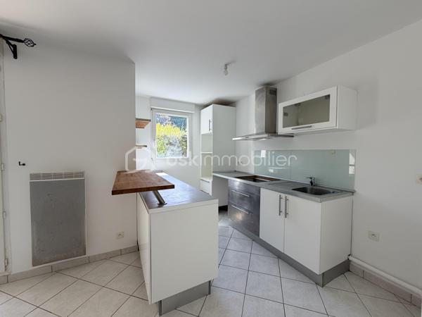 REZ DE JARDIN avec terrasse et terrain.
À vendre à Tours Nord, appartement idéalement situé dans un secteur recherché, à proximité immédiate du tramway Christ Roi, des bus, des commerces et des écoles. Un emplacement pratique qui facilite le quotidien et renforce l’attractivité du bien.

L’appartement au rez de chaussée se compose d’un salon-séjour lumineux avec accès à sa terrasse et jardin , cuisine ouverte, offrant un espace de vie convivial et moderne. 
Il dispose de deux chambres, d’une salle de bains ainsi que de WC séparés, un agencement fonctionnel et confortable.

Côté stationnement, un véritable atout : une place de parking aérienne  un avantage rare et recherché sur le secteur.