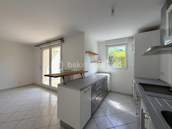 REZ DE JARDIN avec terrasse et terrain.
À vendre à Tours Nord, appartement idéalement situé dans un secteur recherché, à proximité immédiate du tramway Christ Roi, des bus, des commerces et des écoles. Un emplacement pratique qui facilite le quotidien et renforce l’attractivité du bien.

L’appartement au rez de chaussée se compose d’un salon-séjour lumineux avec accès à sa terrasse et jardin , cuisine ouverte, offrant un espace de vie convivial et moderne. 
Il dispose de deux chambres, d’une salle de bains ainsi que de WC séparés, un agencement fonctionnel et confortable.

Côté stationnement, un véritable atout : une place de parking aérienne  un avantage rare et recherché sur le secteur.