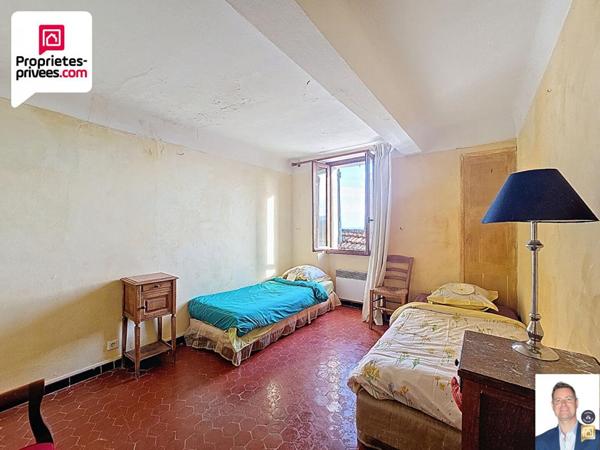 GRANDE MAISON DE VILLAGE D'ENVIRON 150 m2 ET JARDIN DE 555 M2