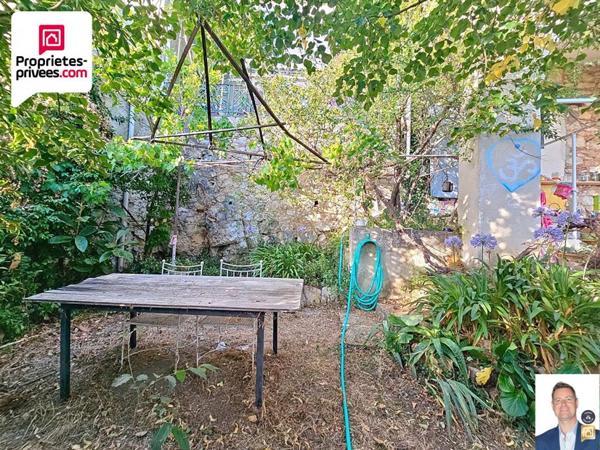 GRANDE MAISON DE VILLAGE D'ENVIRON 150 m2 ET JARDIN DE 555 M2