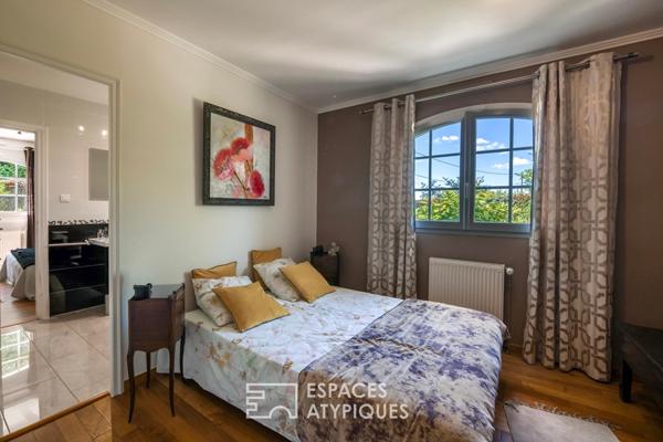 Élégante maison de plain-pied avec jardin paysager et double garage