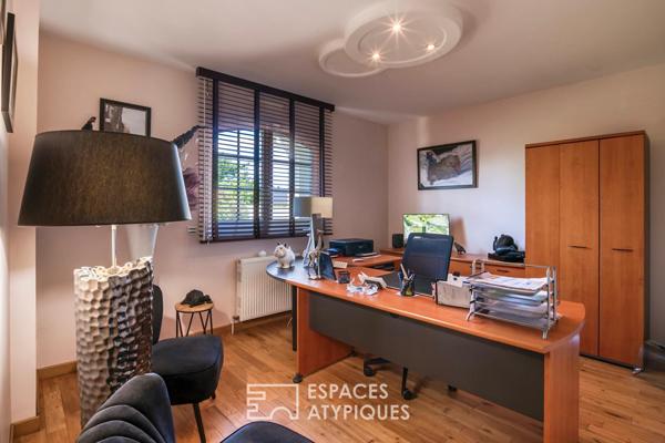 Élégante maison de plain-pied avec jardin paysager et double garage