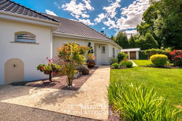 Élégante maison de plain-pied avec jardin paysager et double garage