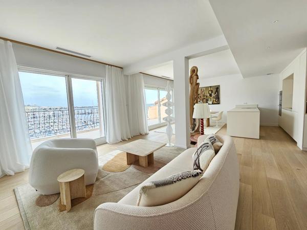 A vendre à Cannes, bel appartement en dernier étage avec vue sur le Port