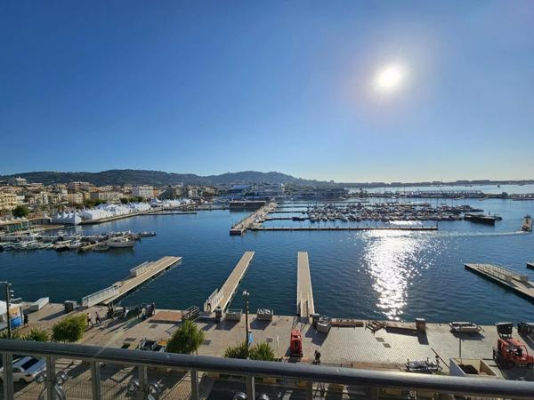 A vendre à Cannes, bel appartement en dernier étage avec vue sur le Port