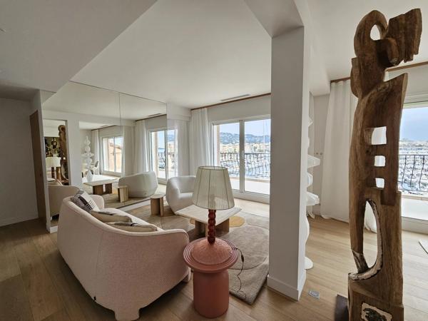 A vendre à Cannes, bel appartement en dernier étage avec vue sur le Port
