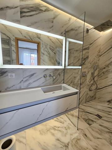 A vendre à Cannes, bel appartement en dernier étage avec vue sur le Port