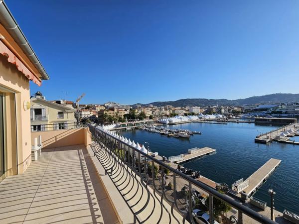 A vendre à Cannes, bel appartement en dernier étage avec vue sur le Port