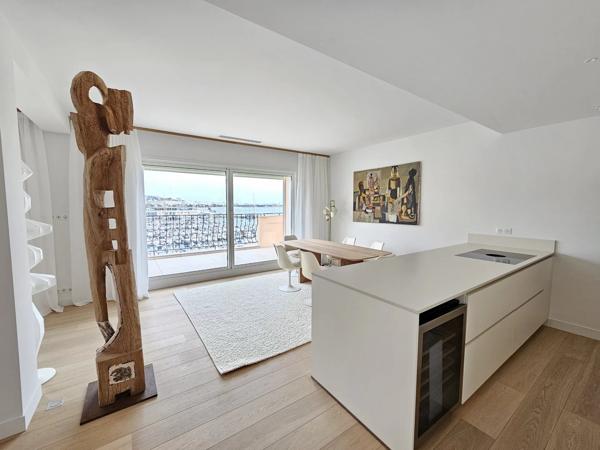 A vendre à Cannes, bel appartement en dernier étage avec vue sur le Port