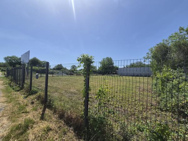 Terrain
        
        - 3879 m² 110 000 € *